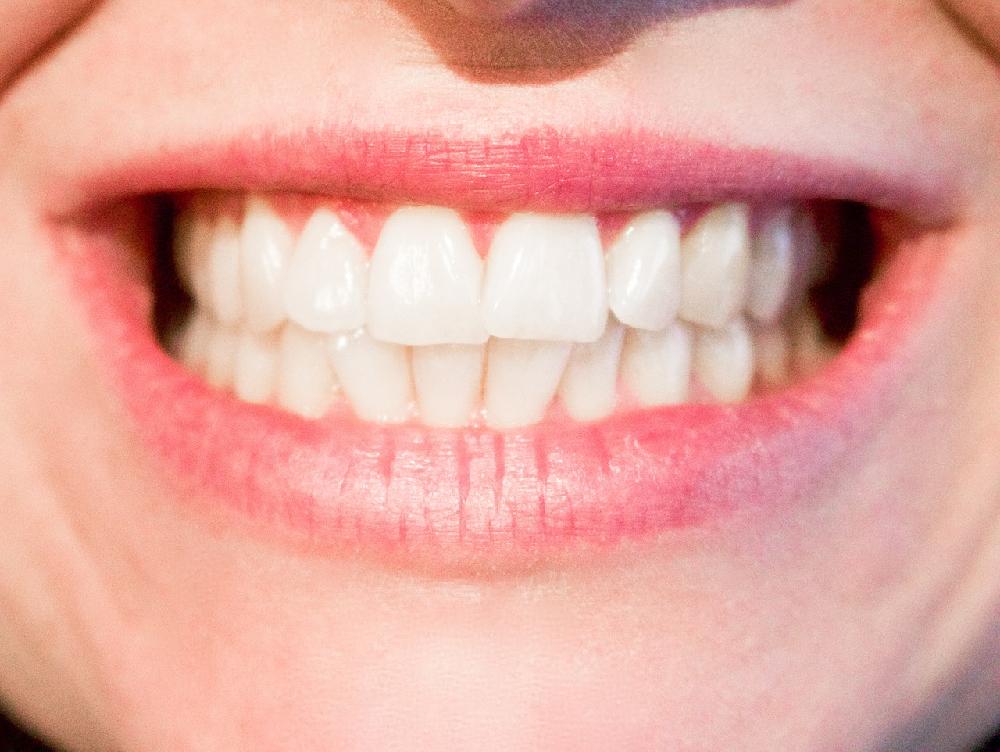 Naturalne pasty do zębów – czym różnią się od tych z drogerii?